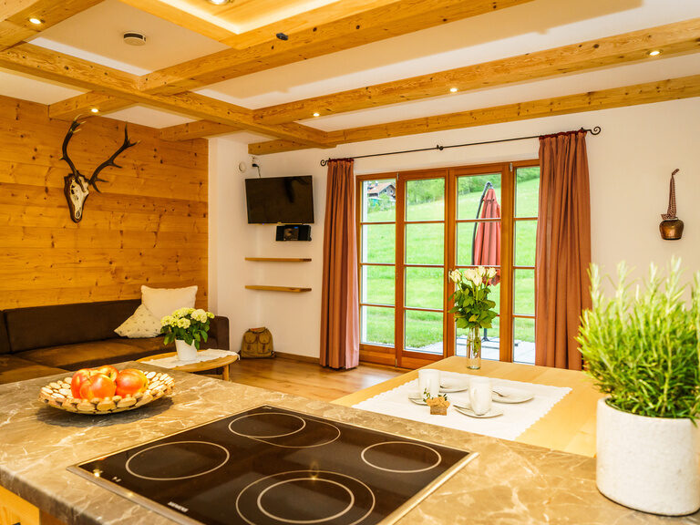 Küche im edlen rustikalen Stil in der Ferienwohnung Almflair mit direktem Zugang zur Terrasse